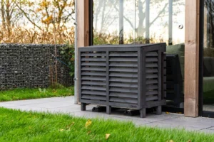 Airco omkasting hout composiet in de tuin voor glazen gevel