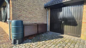 2 bruine airco omkastingen naast de garagedeur geinstalleerd door ml airco techniek uit culemborg