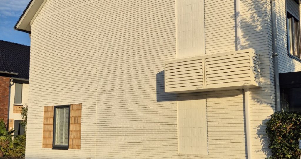 2 witte onderhoudsvrije airco omkastingen aan hoekhuis in culemborg