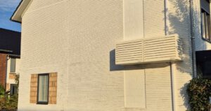 2 witte onderhoudsvrije airco omkastingen aan hoekhuis in culemborg